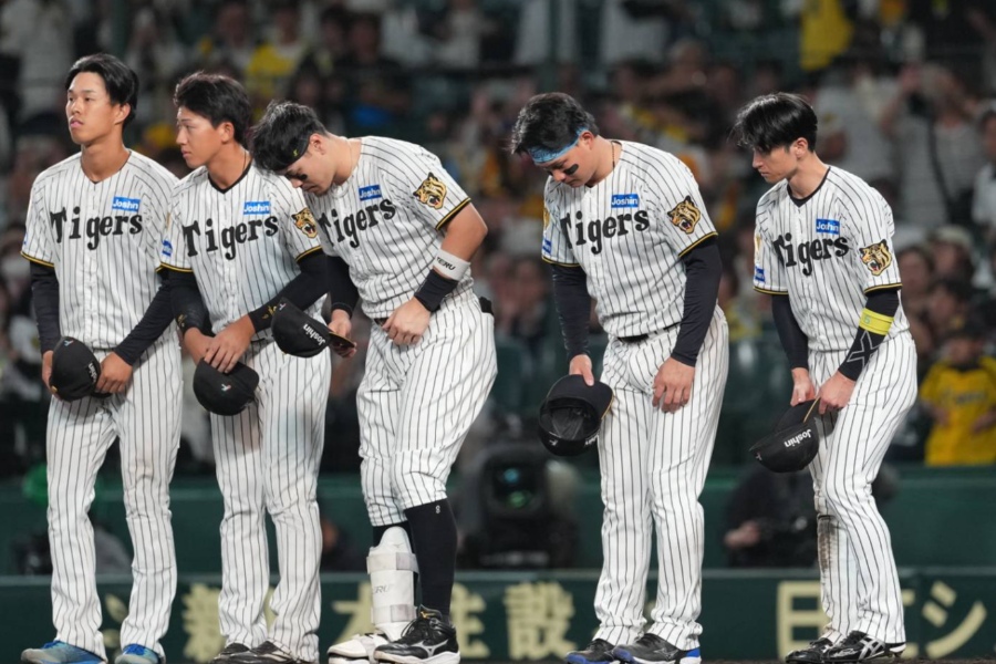 3連敗を喫した阪神ナイン【写真：井上学】