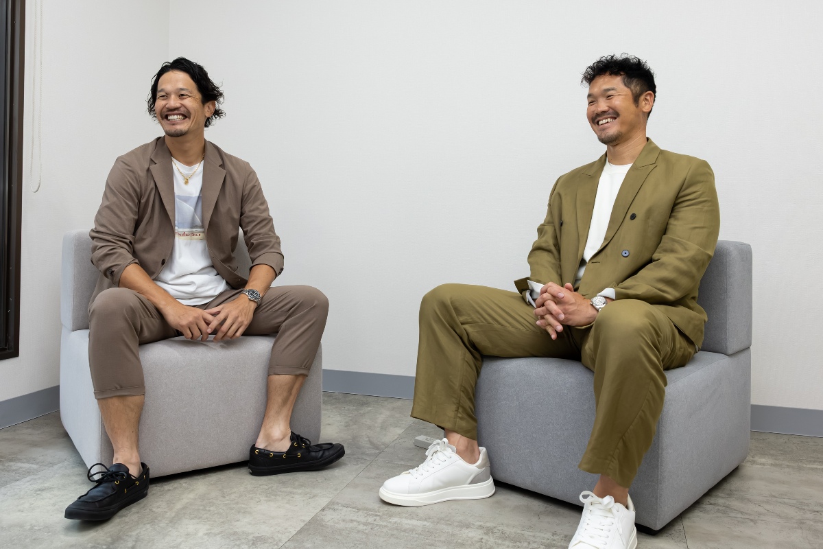 近況報告や思い出話に花を咲かせる坂口氏（左）とT-岡田氏【写真：加治屋友輝】