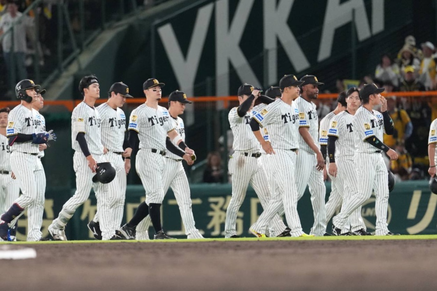 敗れた阪神ナイン【写真：井上学】
