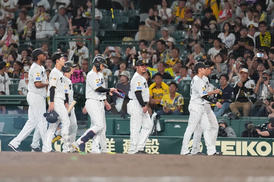 DeNAに敗れた阪神ナイン【写真:井上学】