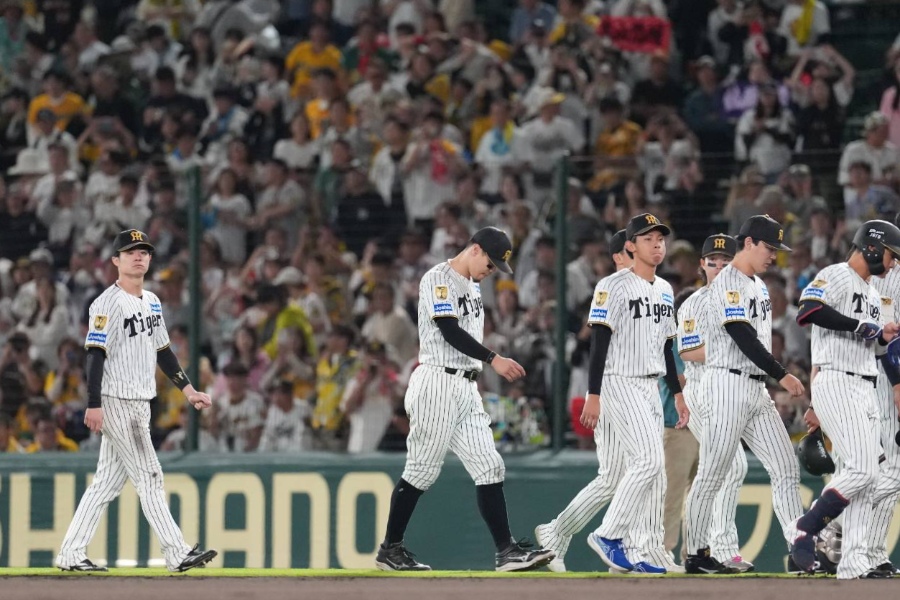 DeNAに敗れた阪神ナイン【写真：井上学】