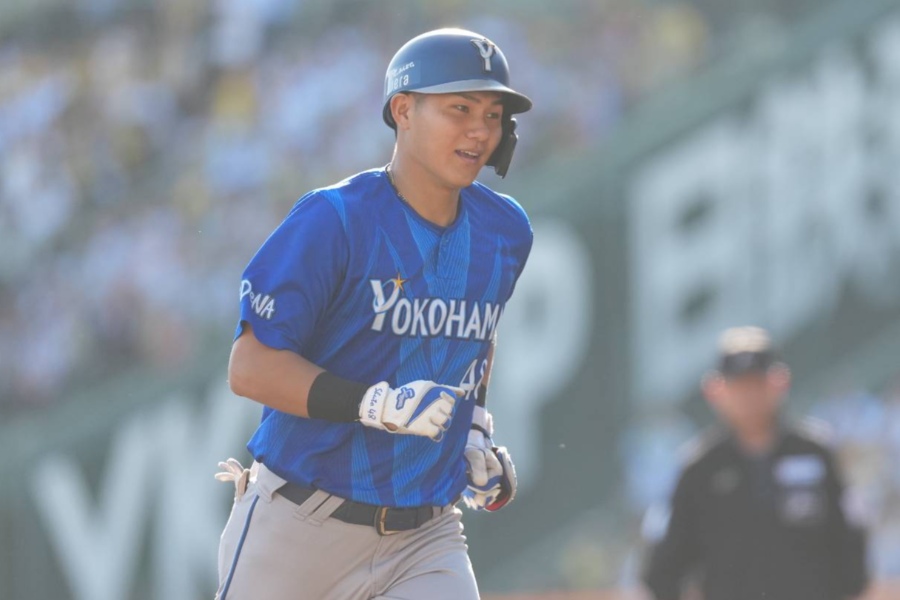 阪神戦で本塁打を放ったDeNA・成瀬脩人【写真：井上学】
