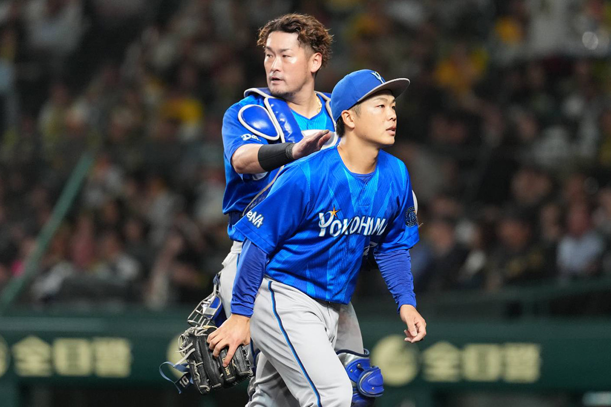 “16日の阪神戦で、片山の持ち味を引き出した戸柱恭孝【写真：井上学】”