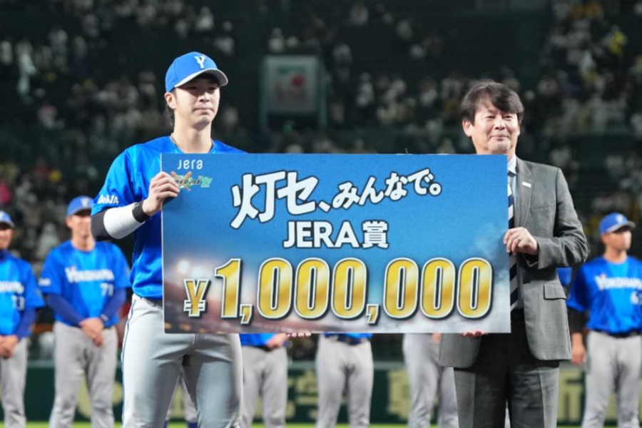 賞金を獲得したDeNA・度会隆輝【写真：井上学】
