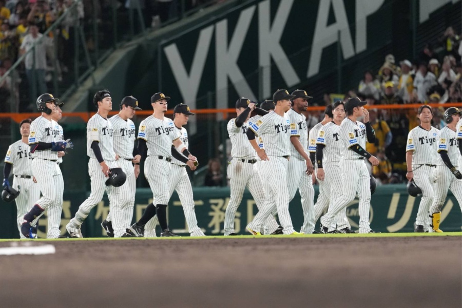 DeNAに敗れた阪神ナイン【写真：井上学】