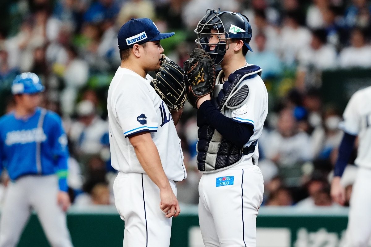 “小島大河（右）はCS第1戦、平良海馬とバッテリーを組んだ【写真：黒澤崇】”