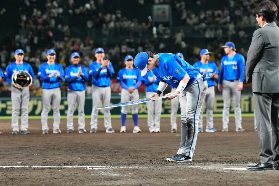 賞金を獲得したDeNA・度会隆輝【写真：井上学】
