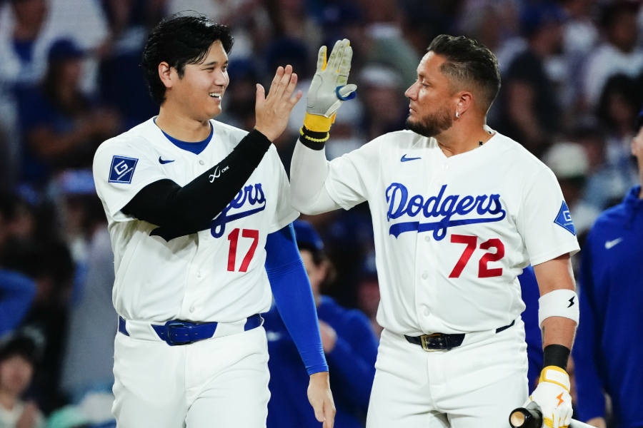ドジャース・大谷翔平(左)とミゲル・ロハス【写真:黒澤崇】