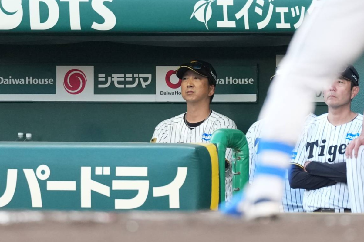 ベンチで厳しい表情を浮かべる阪神・藤川球児監督【写真：井上学】