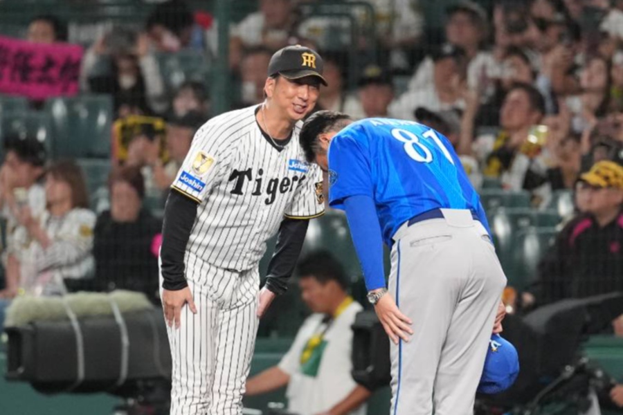 DeNA・相川亮二監督と挨拶を交わす阪神・藤川球児監督【写真：井上学】
