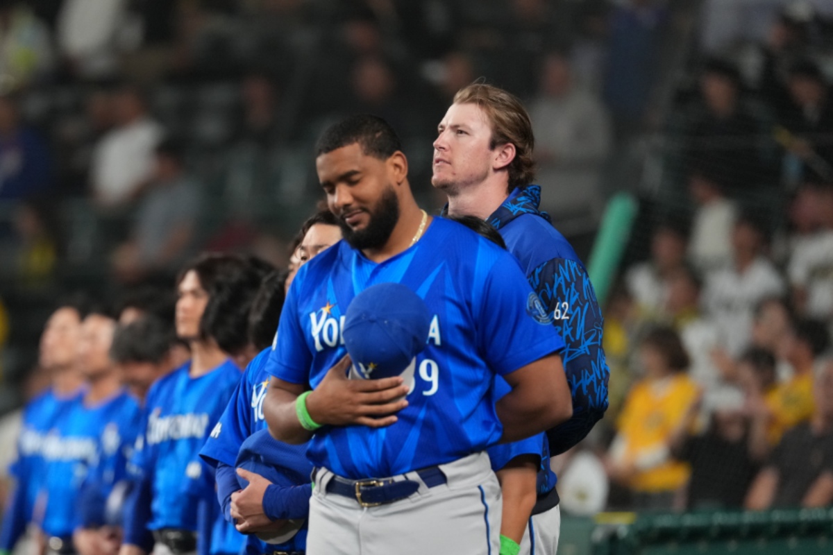 国歌斉唱に加わるDeNAのショーン・レイノルズ（右）【写真：井上学】