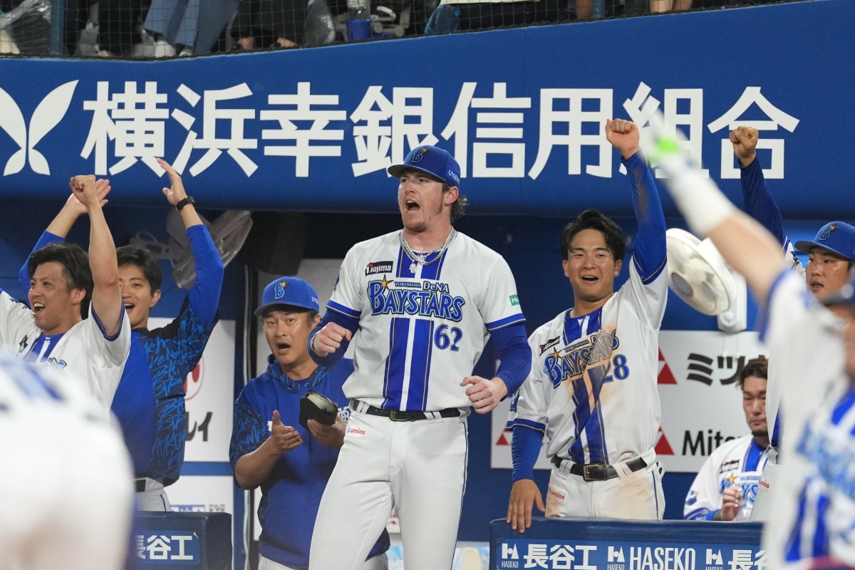 マウンドを離れていても仲間と喜怒哀楽を共にしている【写真：井上学】