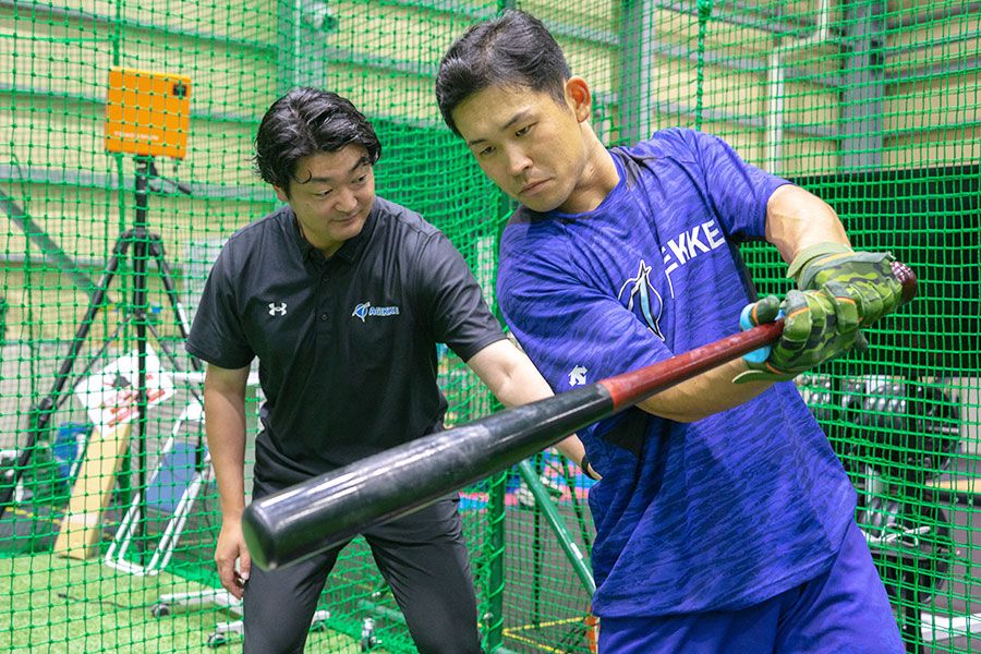 「エイジェックスポーツ科学総合センター」で指導する関口雄大氏（左）【写真：磯田健太郎】