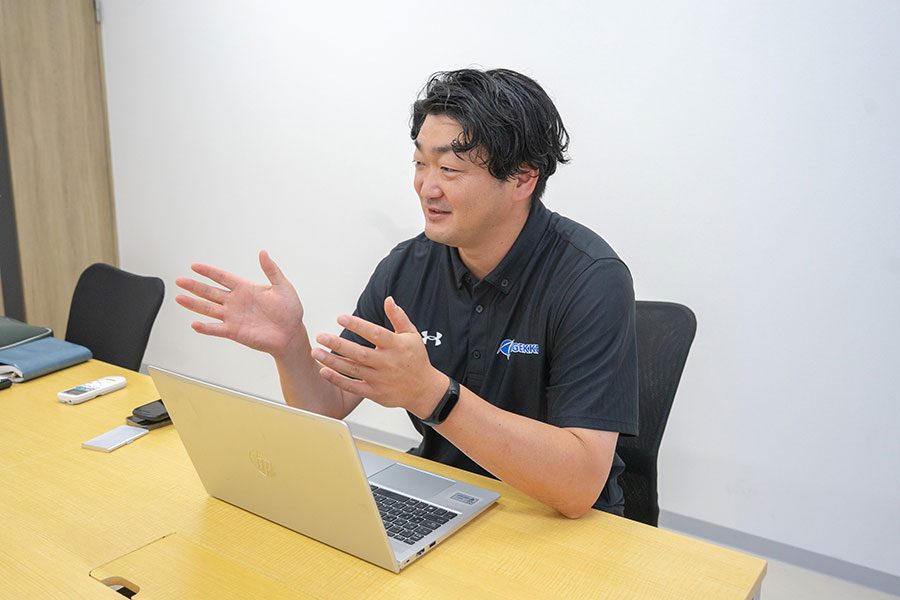 プロの世界で得た知見を惜しみなく伝えている【写真：磯田健太郎】