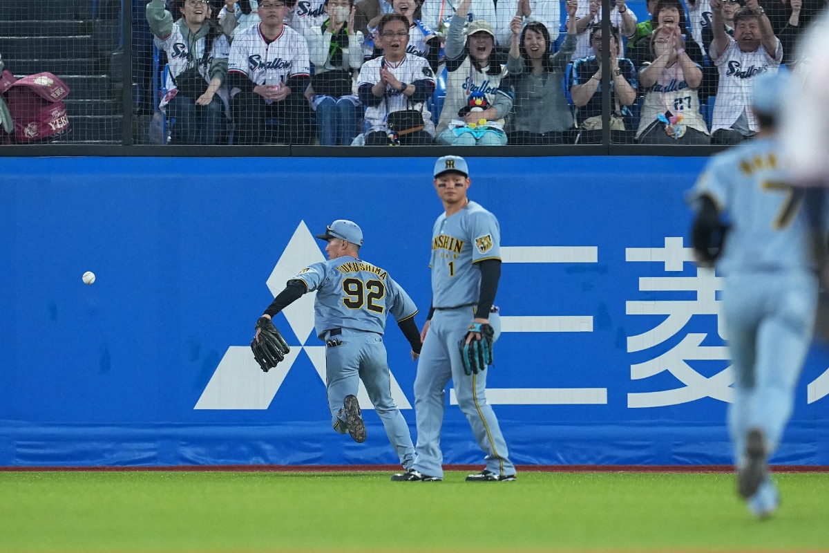 右中間の打球が捕れなかった福島圭音（左）と森下翔太【写真提供：産経新聞社】