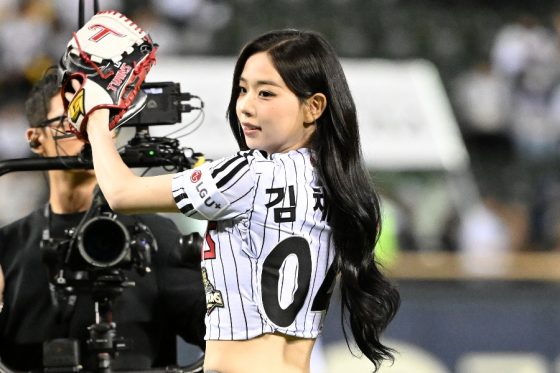 おへそ“丸見え”投球に虜「綺麗、息をのむ」　降臨した黒髪美女…選手も興奮「見てびっくり」