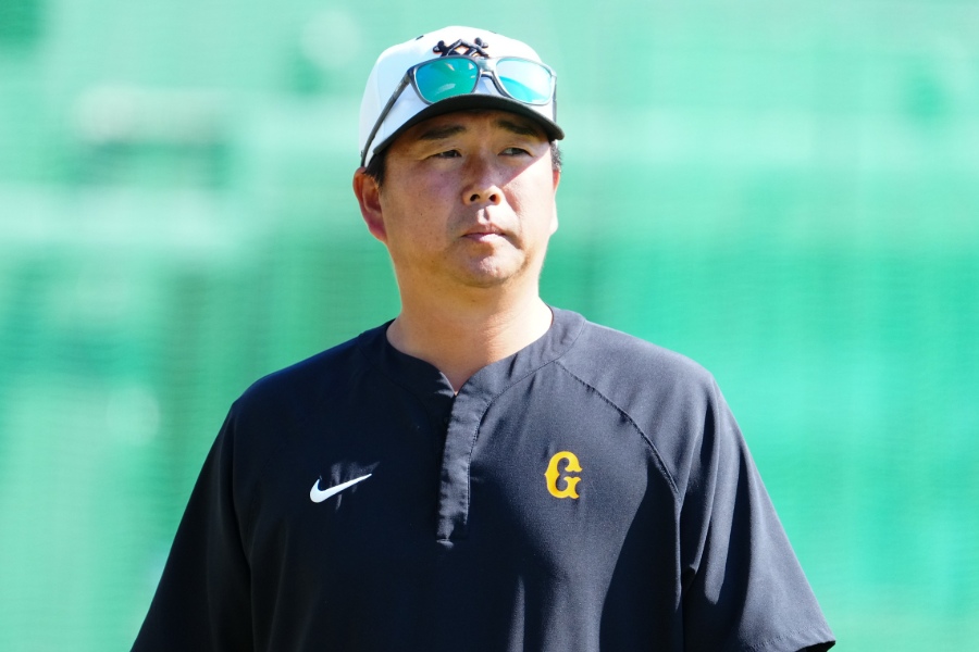巨人は實松一成バッテリーコーチの退任を発表した【写真:荒川祐史】