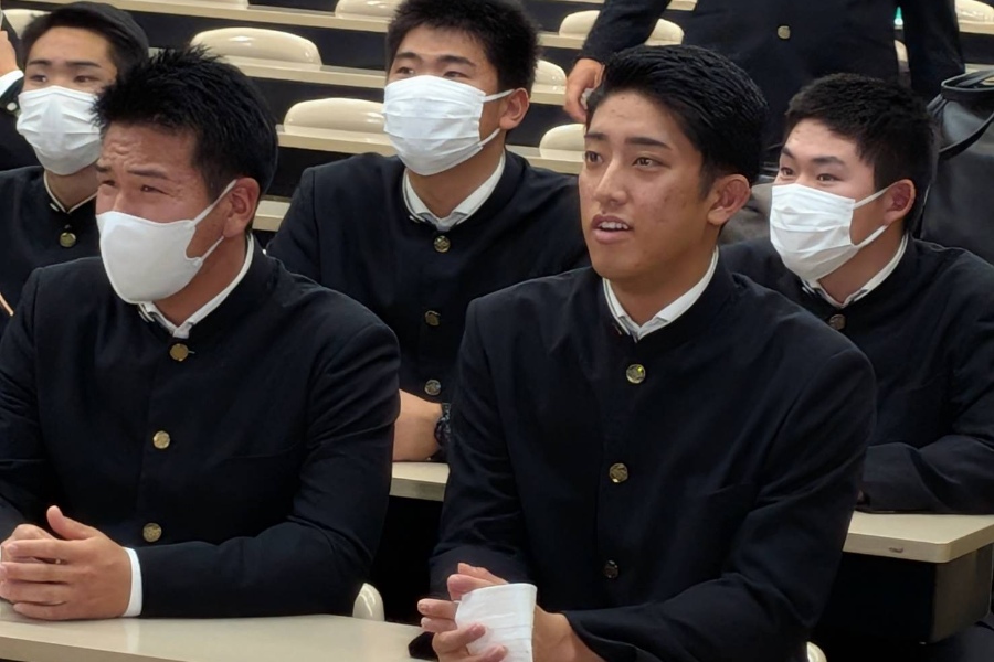 会見場に姿を見せた横浜・織田翔希【写真：神吉孝昌】