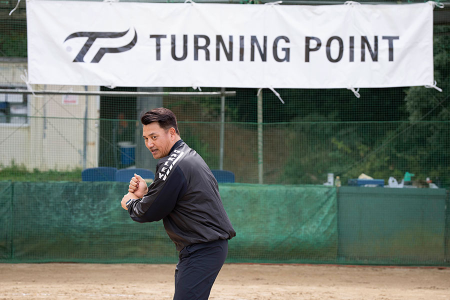 井口氏の丁寧な解説に子どもたちは耳を傾けた【写真：藤岡雅樹】 