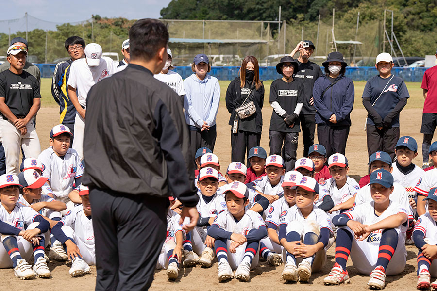 井口氏の丁寧な解説に子どもたちは耳を傾けた【写真：藤岡雅樹】 