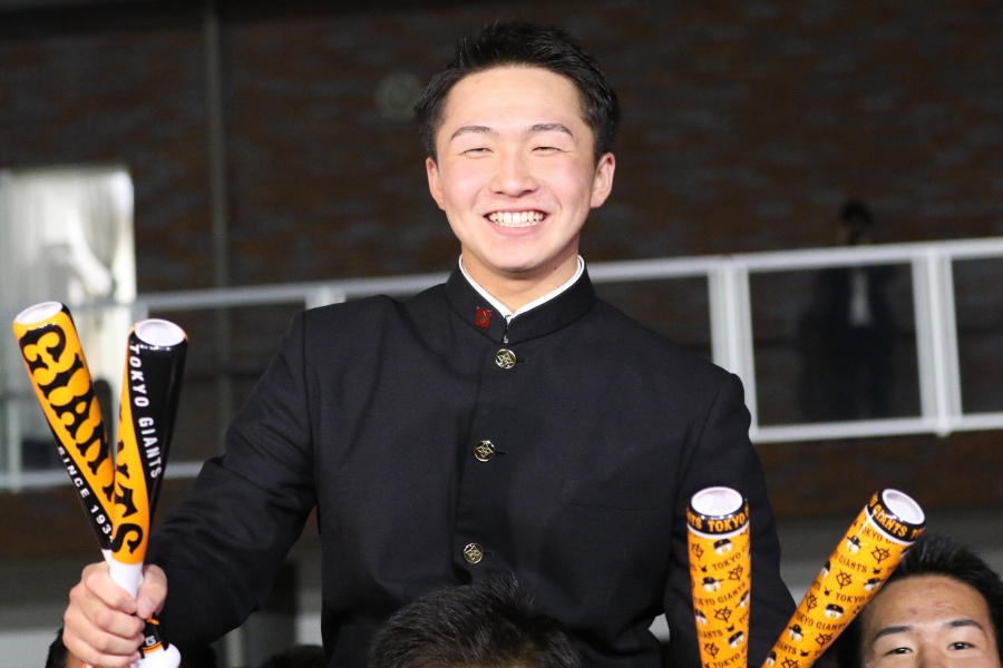 巨人から3位指名を受けた横浜・池田聖摩【写真：神吉孝昌】