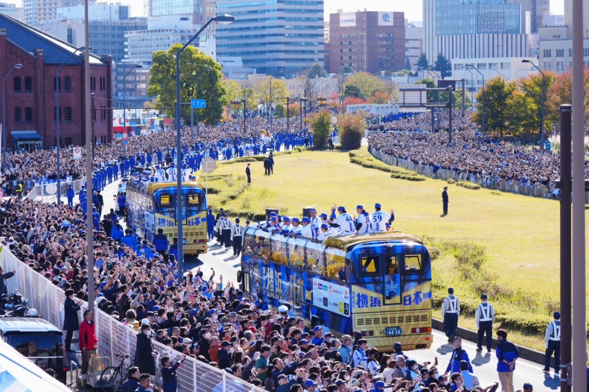“下剋上日本一”のパレードの光景を忘れることはない【写真：荒川祐史】