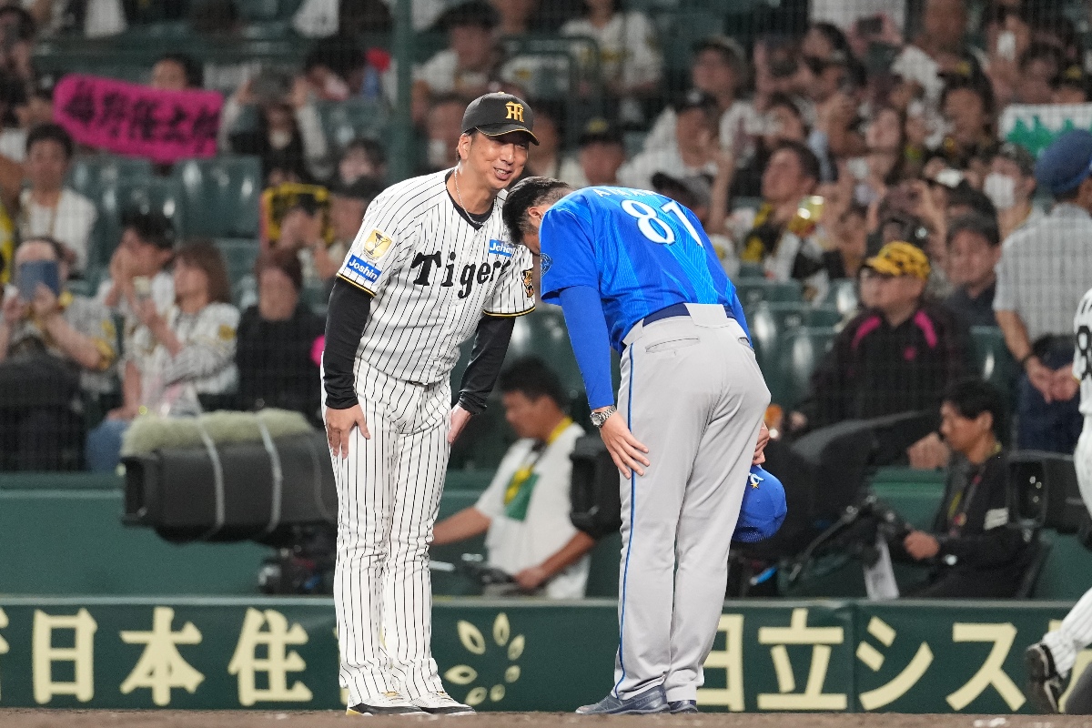 激闘を終えると相川監督（右）は藤川監督に深々と頭を下げた【写真：井上学】