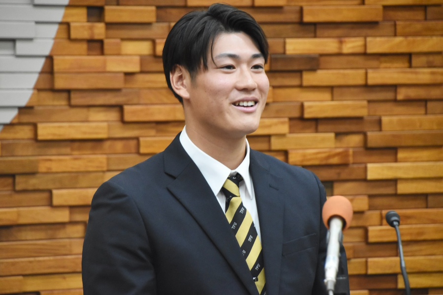 ソフトバンクから5位指名を受けた東北福祉大・猪俣駿太【写真:川浪康太郎】