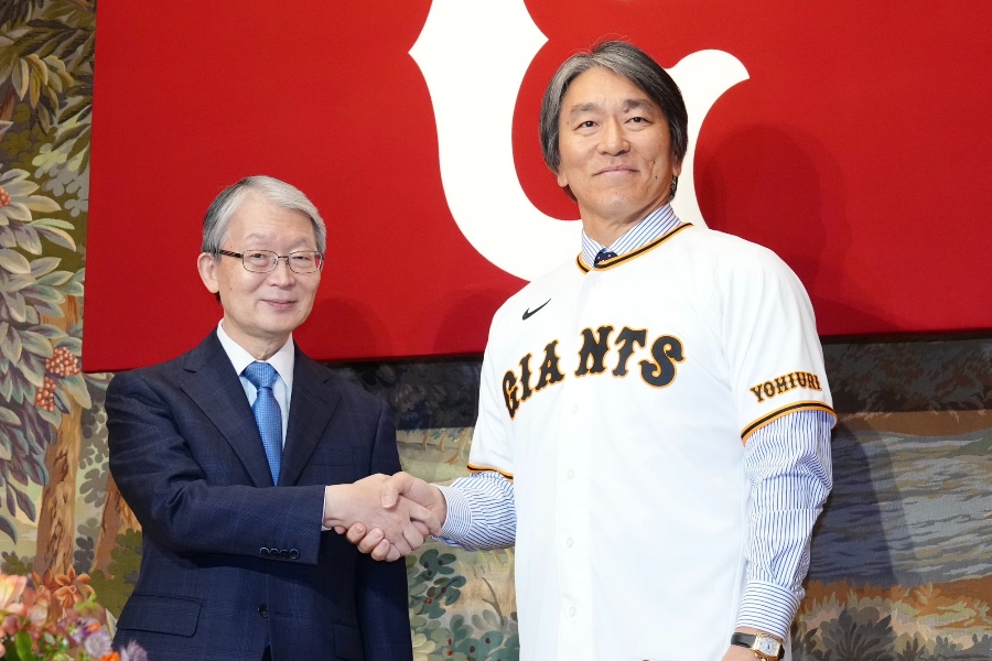 会見に臨んだ巨人・松井秀喜新監督（右）【写真：黒澤崇】