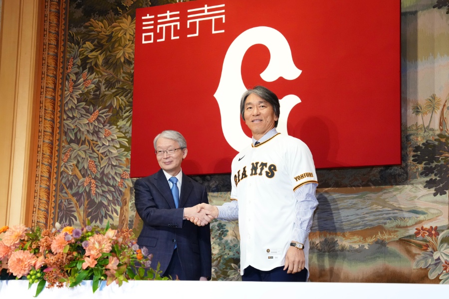 会見に臨んだ山口寿一オーナーと巨人・松井秀喜新監督（右）【写真：黒澤崇】
