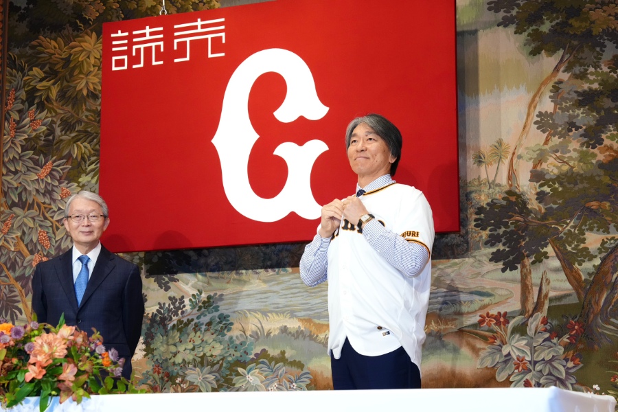 会見に臨んだ巨人・松井秀喜新監督【写真：黒澤崇】