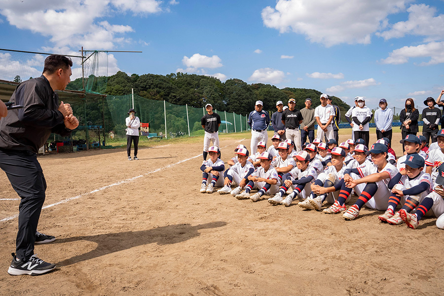 身振り手振りを交えて選手たちに打撃の極意を伝えた井口氏【写真：藤岡雅樹】
