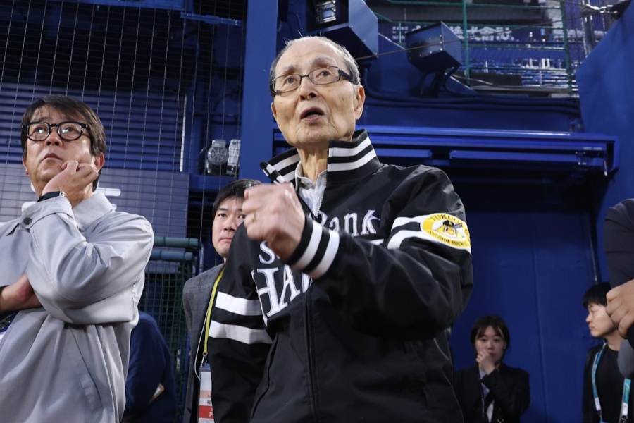 取材に応じたソフトバンク・王貞治会長【写真：栗木一考】