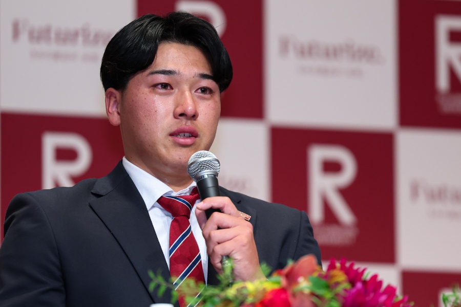 会見で涙を見せたソフトバンク2位の立命館大・有馬伽久【写真:加治屋友輝】