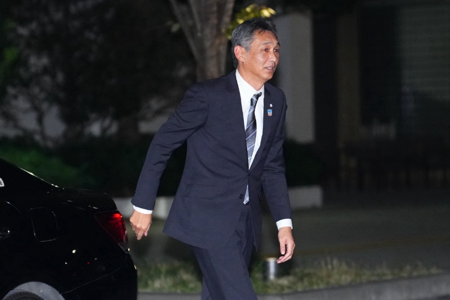 ドラフト直後に亜大を訪問した西武・西口文也監督【写真:イワモトアキト】