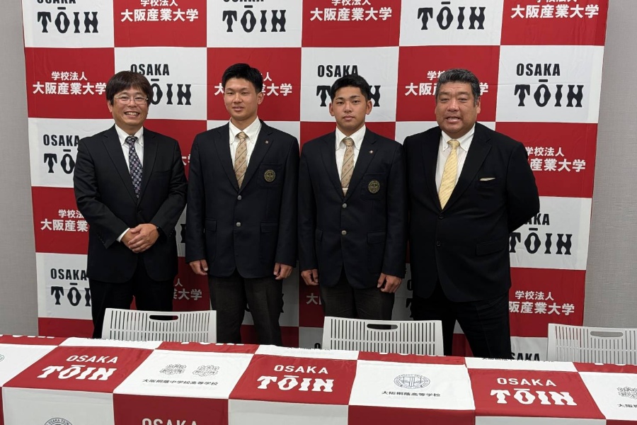 指名後の会見に臨んだ大阪桐蔭の平井了校長、谷渕瑛仁、中西佳虎、西谷浩一監督（左から）【写真：山口真司】