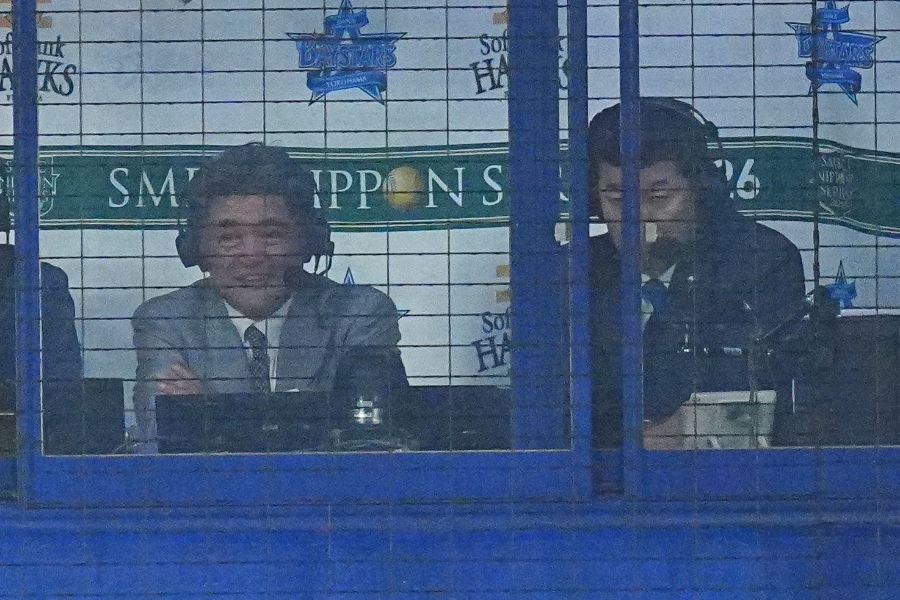 放送席で戦況を見守る中日・工藤公康監督（左）と三浦大輔氏【写真：荒川祐史】