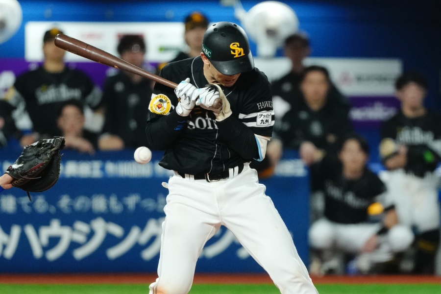 死球を受けたソフトバンク・山本祐大【写真：黒澤崇】