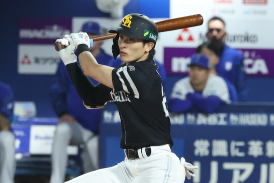 DeNA戦の11回に安打を放ったソフトバンク・周東佑京【写真：栗木一考】