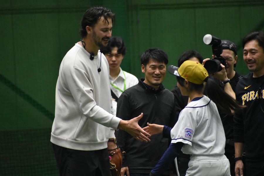 子どもらと触れ合い笑顔を見せるパイレーツのポール・スキーンズ【写真：編集部】