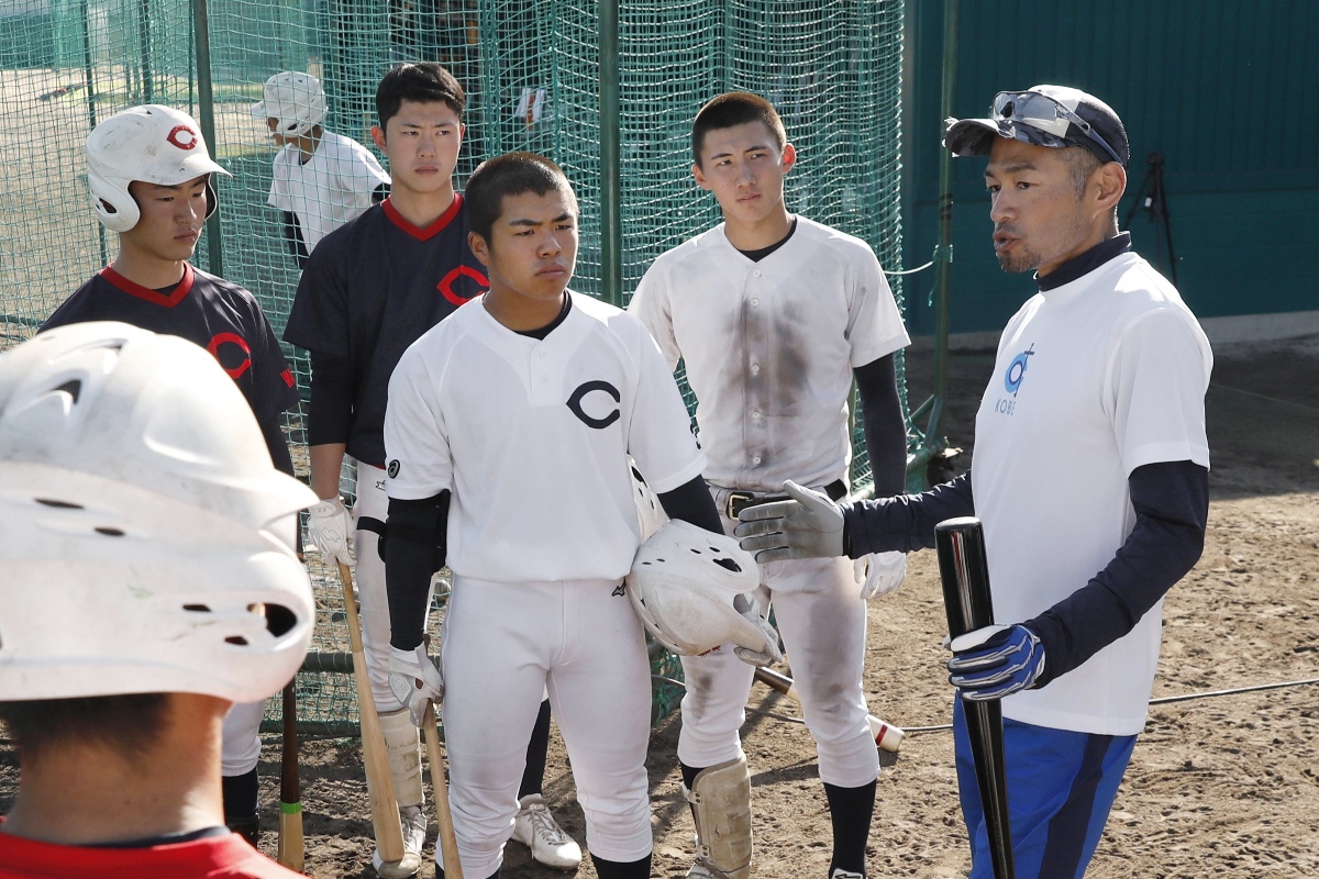 “智弁和歌山高校の選手を指導するイチロー【写真提供:産経新聞社】”