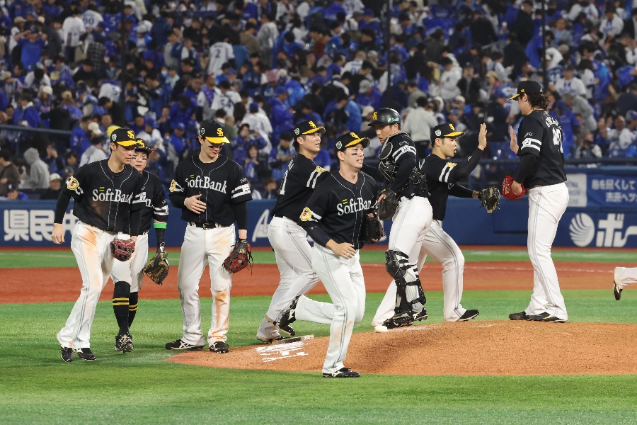 日本シリーズ初戦に勝利したホークスナイン【写真：栗木一考】