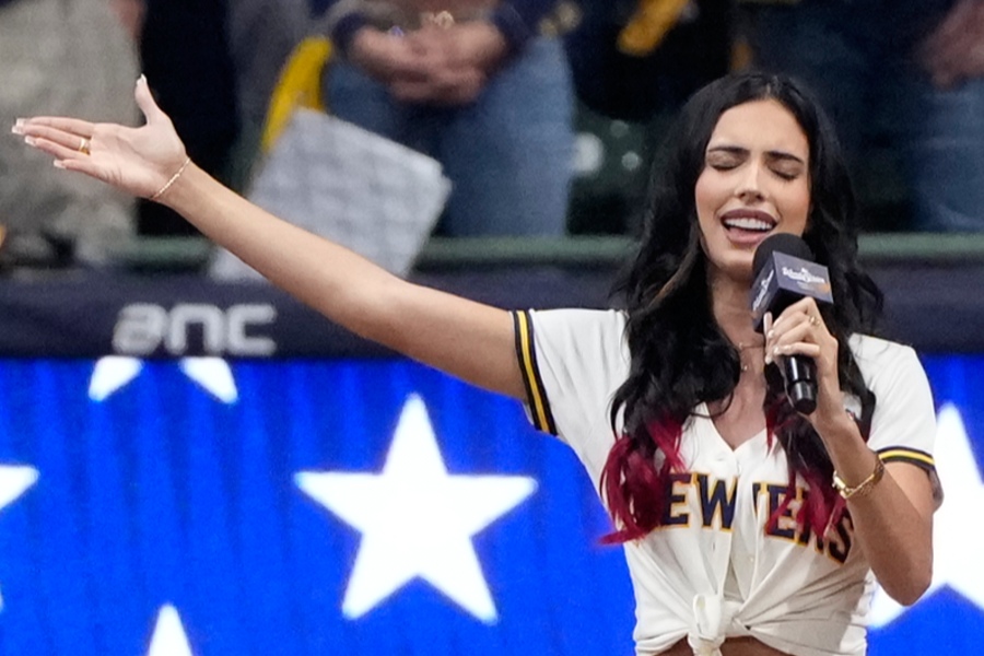 WS2戦目の国歌斉唱を行ったカイリー・キャントラルさん【写真：アフロ】