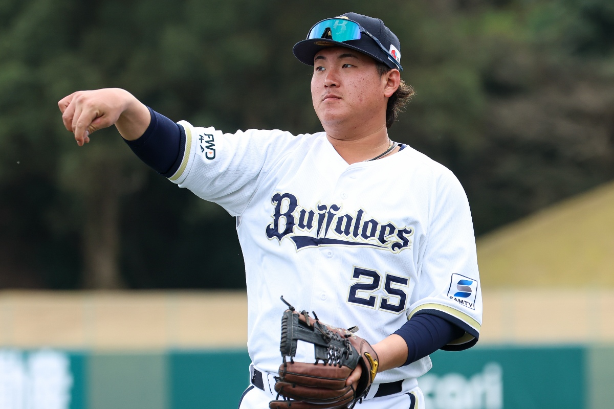 “来季に向けて二塁手にも挑戦【写真：加治屋友輝】”