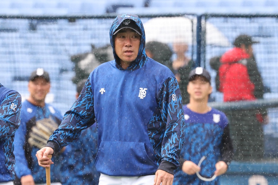 試合前の練習に参加したDeNA・相川亮二監督【写真:栗木一考】