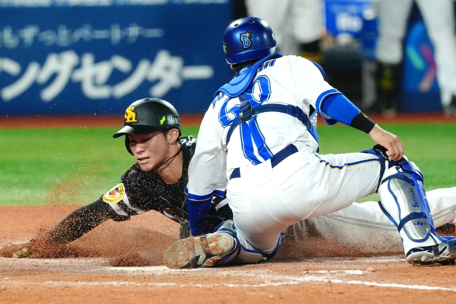 本塁生還を試みたソフトバンク・庄子雄大【写真：黒澤崇】