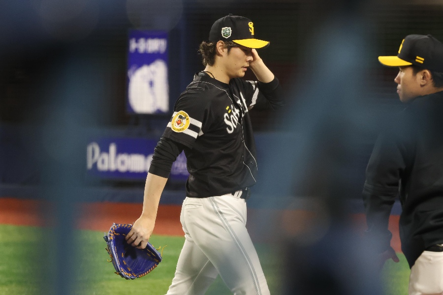 DeNA戦の8回に本塁打を浴びたソフトバンク・松本裕樹【写真：栗木一考】