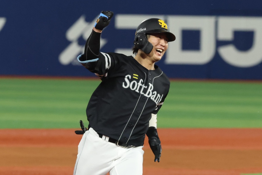 勝ち越しの本塁打を放ったソフトバンク・川村友斗【写真：栗木一考】
