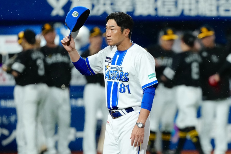 ソフトバンク戦で指揮を執ったDeNA・相川亮二監督【写真：黒澤崇】
