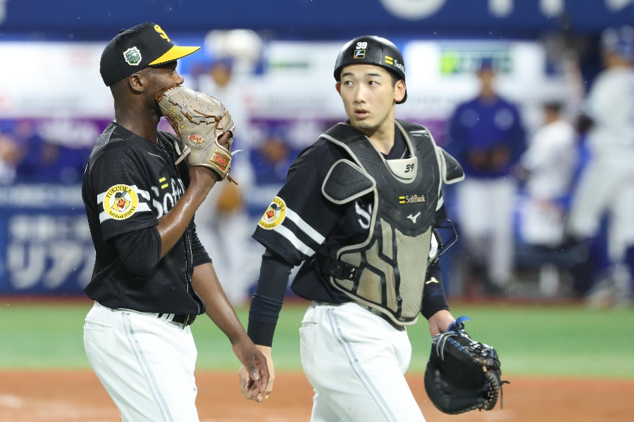 DeNA戦に出場したソフトバンク・山本祐大(右)【写真:栗木一考】